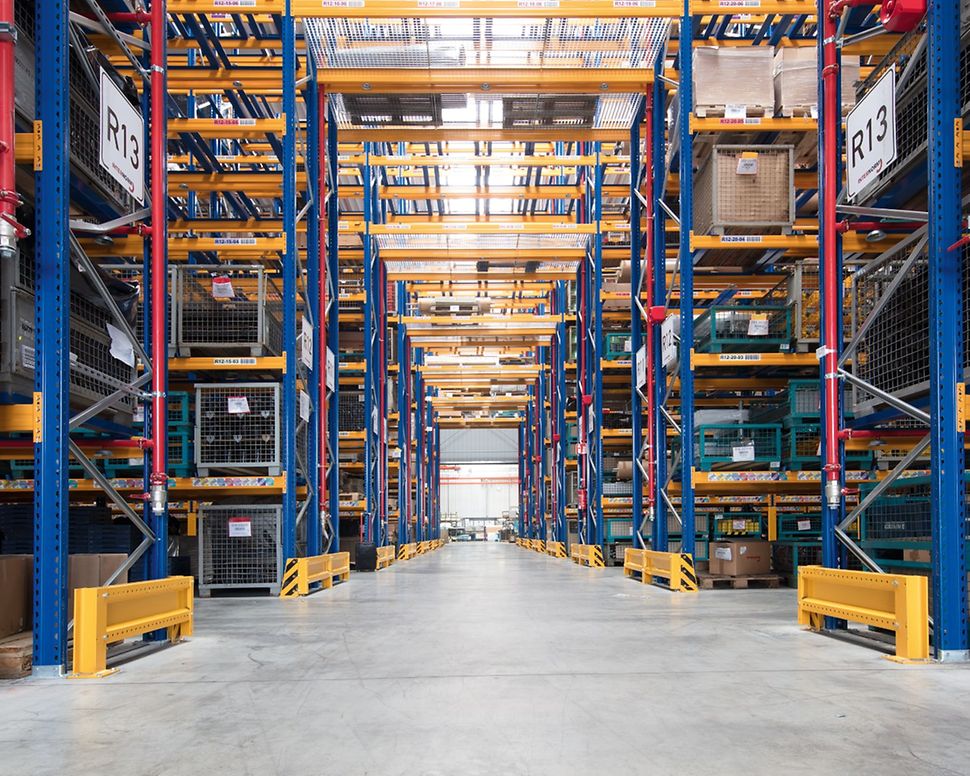 FPV drone vlucht distributiecentrum - logistiek vastgoed flightmedia