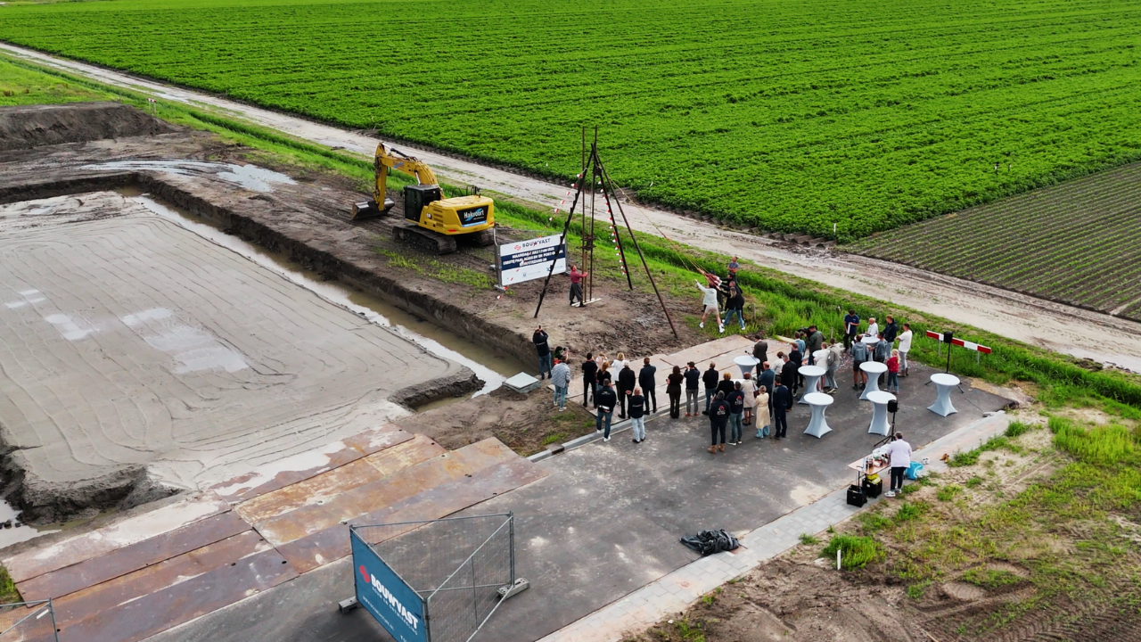 dronebeelden gemaakt door flightmedia van de Eerste paal Port of Urk ceremoni bouwvast
